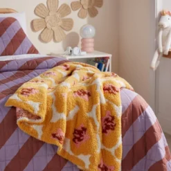 Knit Flower Kids' Throw Blanket - Pillowfort™