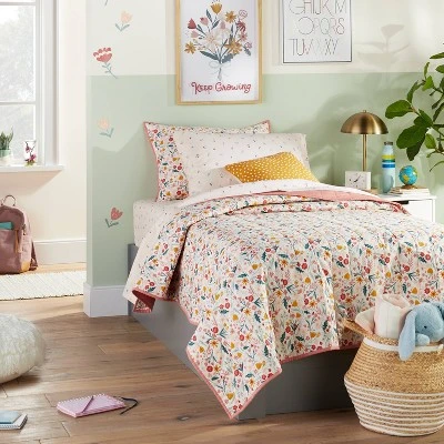 Garden Floral Cotton Kids' Quilt - Pillowfort™ 1 Garden Floral Cotton Kids' Quilt - Pillowfort™